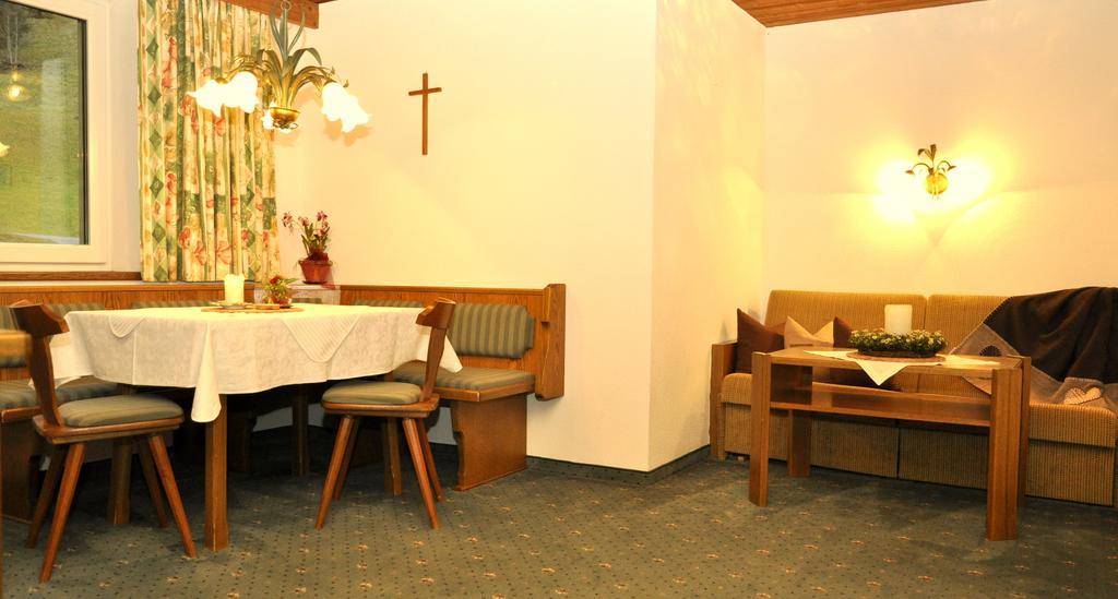 Auf Der Sonnenseite Apartment Schattwald Room photo